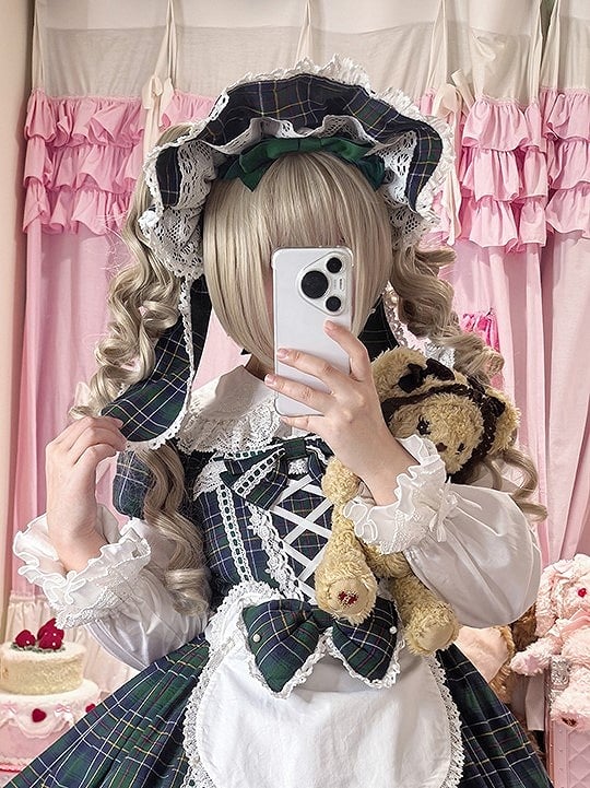 Lolita-Haube und Hasenohren-Schleife, kariert, rot/grün, mit Details