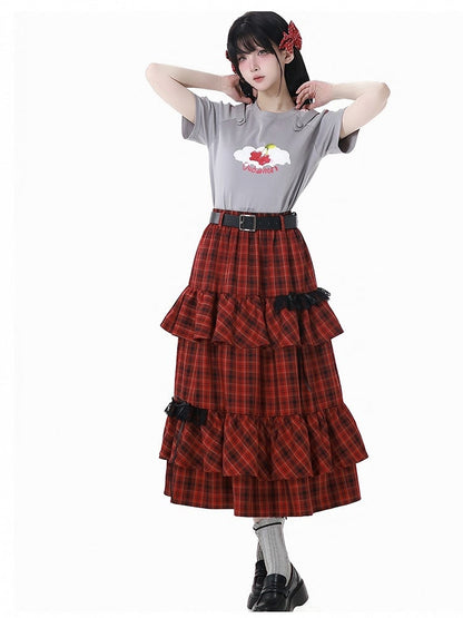 バックルベルトのディテールが施された赤いチェック柄の蝶結びティアードスカート