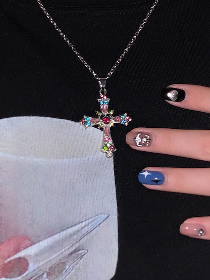 Halskette mit Kreuzanhänger in Neon-Regenbogen/Lila mit Strasssteinen