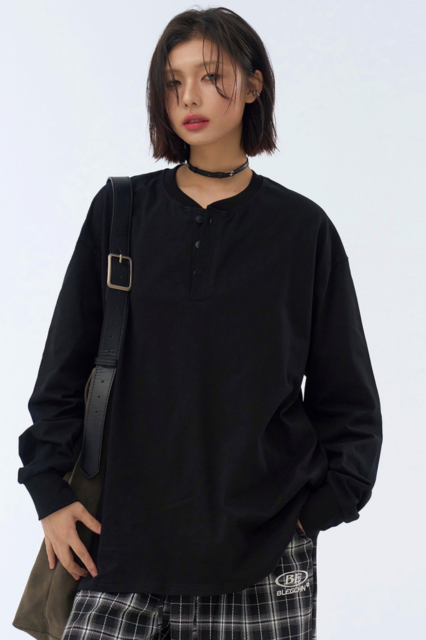 ミニマルなハーフボタンTシャツ