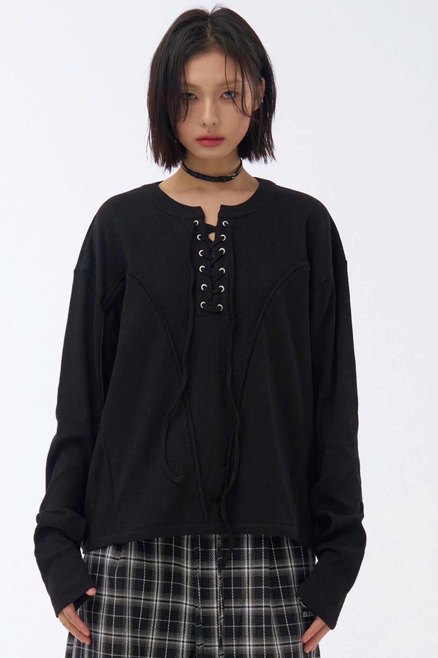 シャツスタイルのTシャツ、ストラップ付きレイヤード