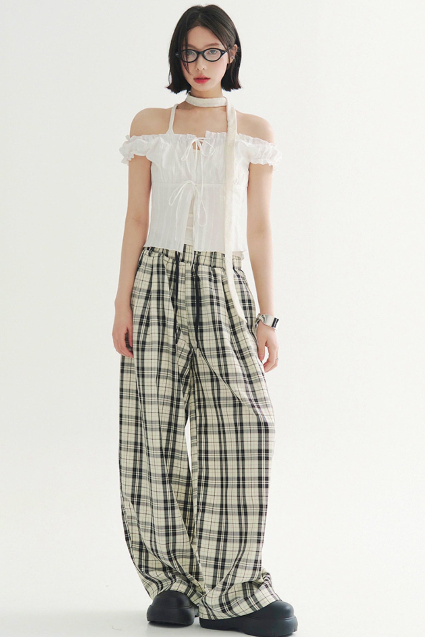 オフショルダーのレースアップトップス