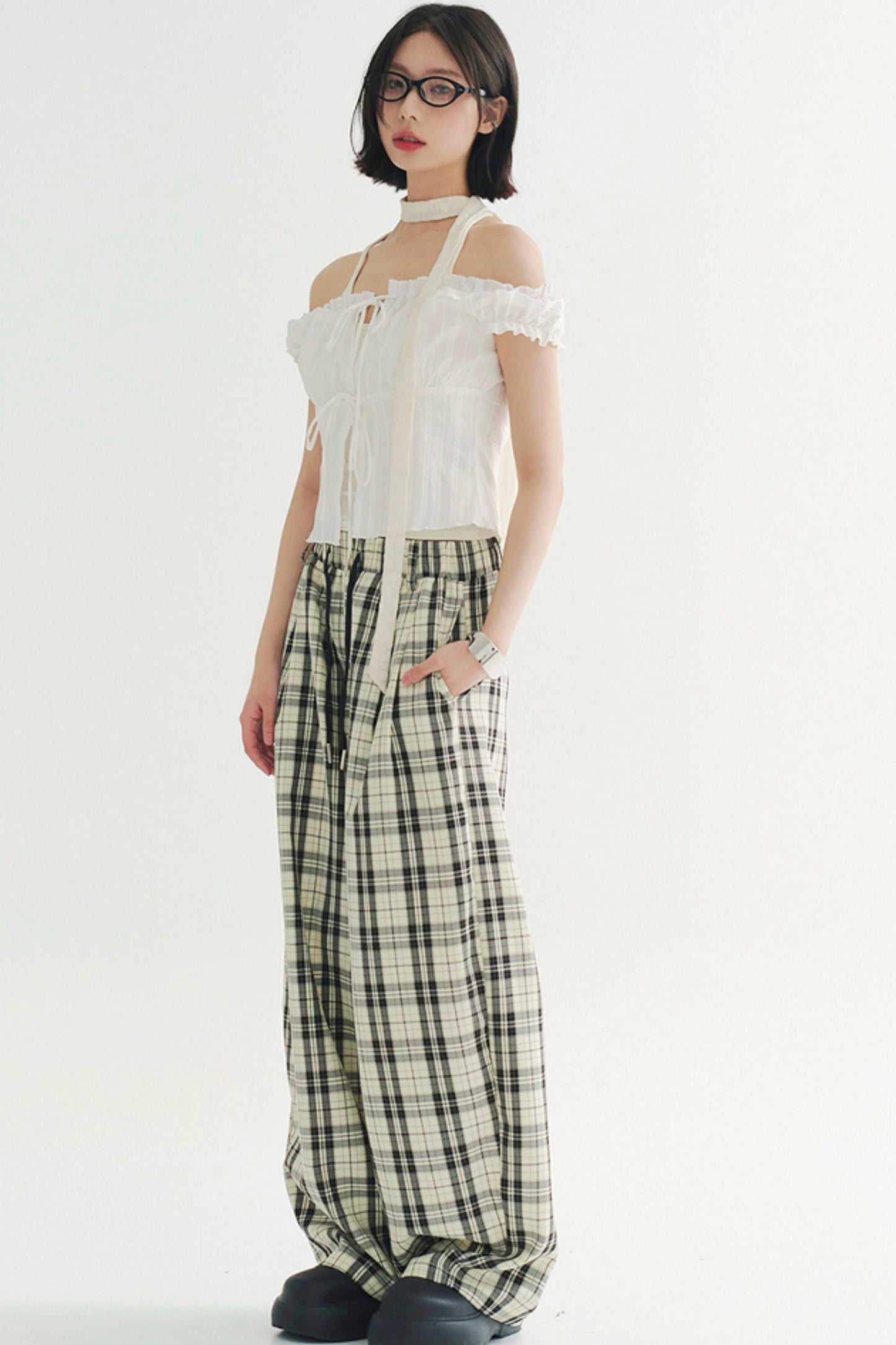 オフショルダーのレースアップトップス