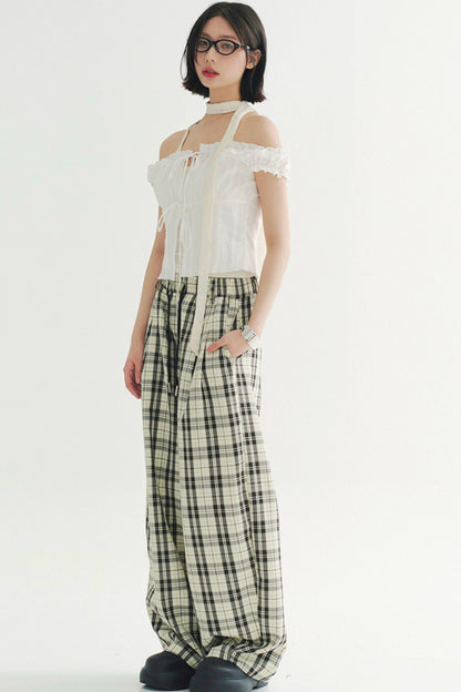 オフショルダーのレースアップトップス