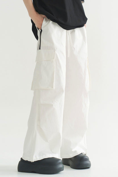 Locker geschnittene Hose mit mehreren Taschen