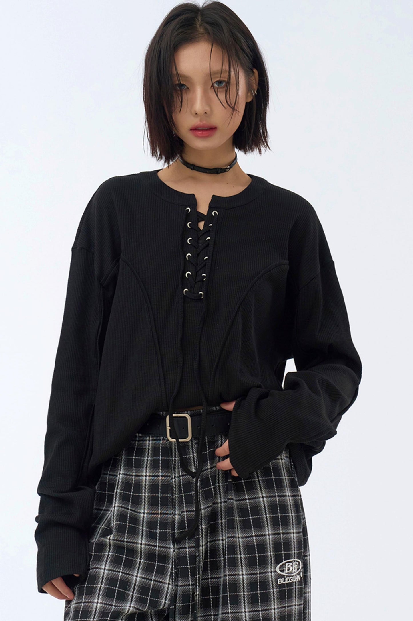 シャツスタイルのTシャツ、ストラップ付きレイヤード