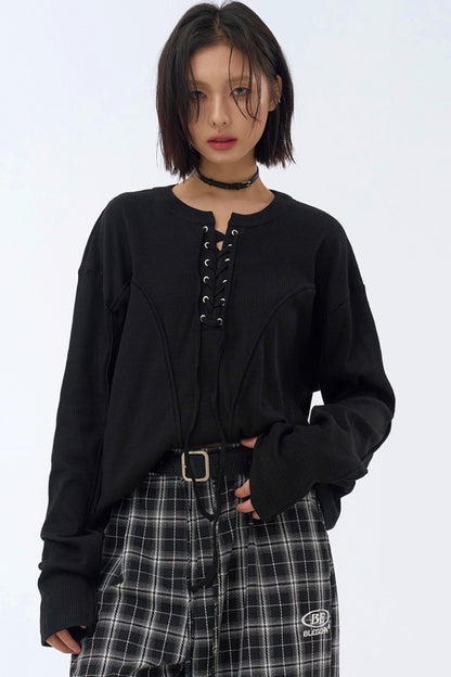 シャツスタイルのTシャツ、ストラップ付きレイヤード