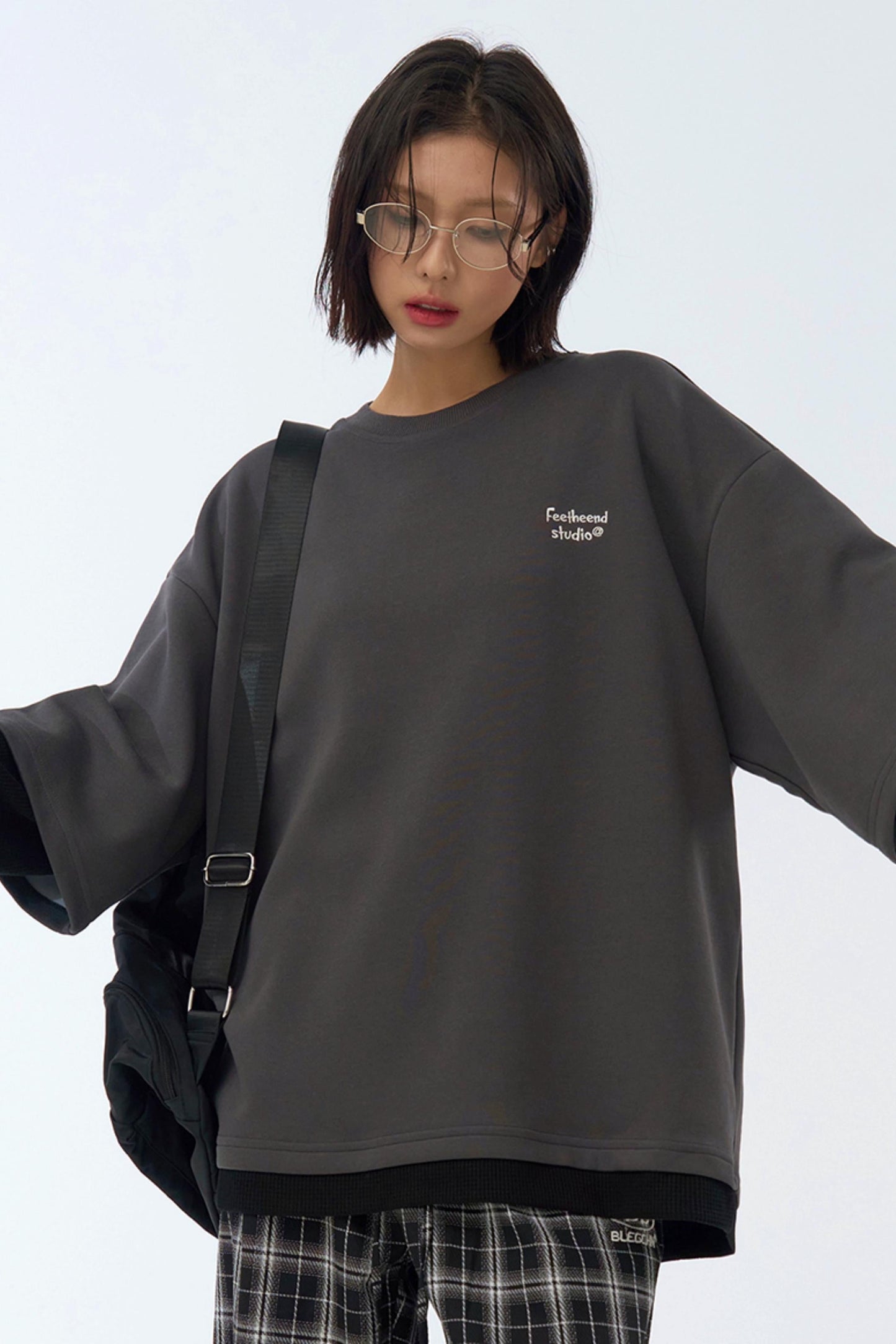 ユニセックスネックラウンドトップ