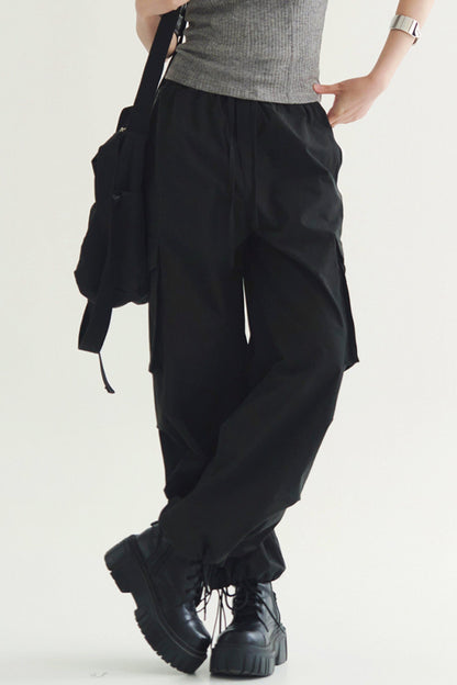 Locker geschnittene Hose mit mehreren Taschen