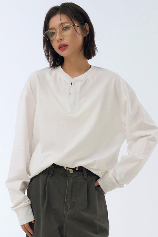 ミニマルなハーフボタンTシャツ