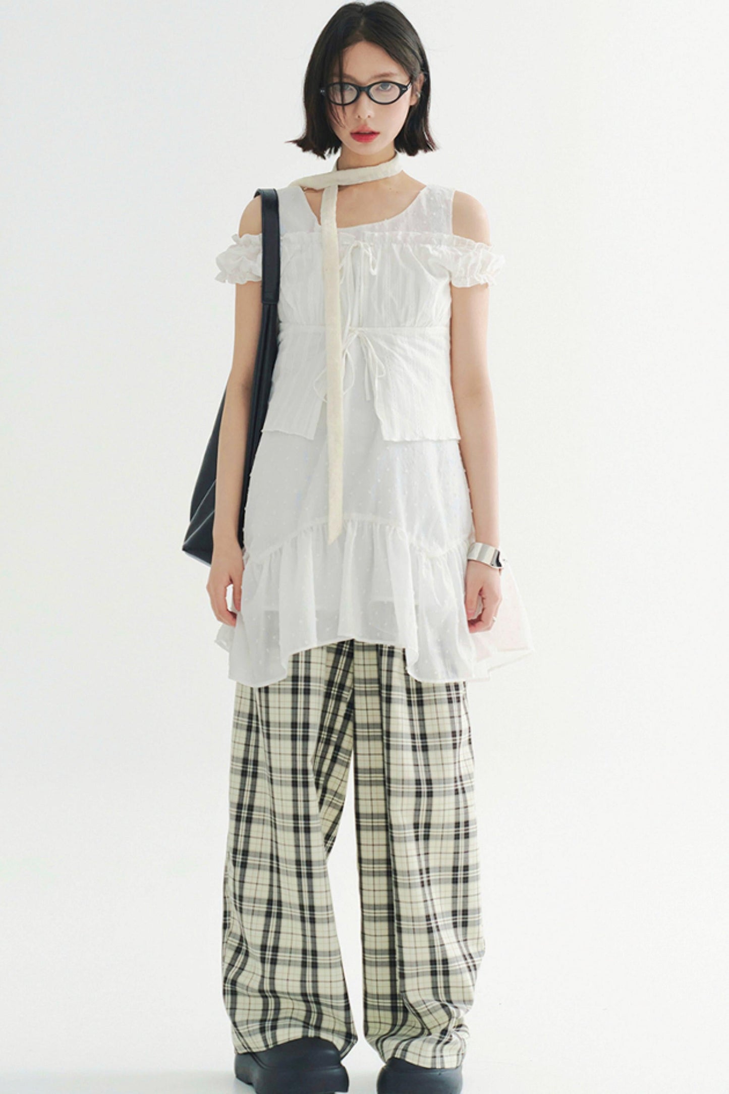 オフショルダーのレースアップトップス