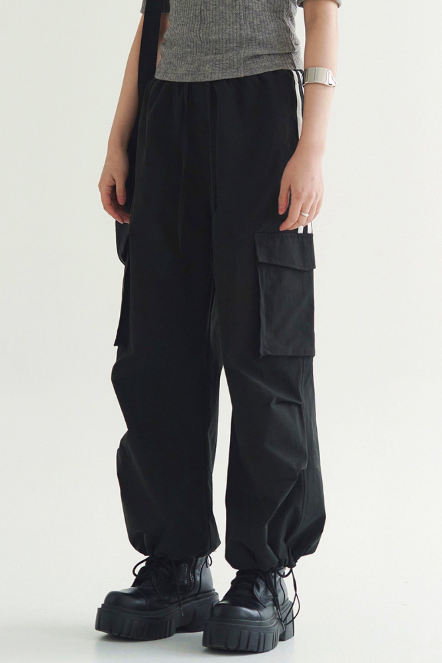 Locker geschnittene Hose mit mehreren Taschen