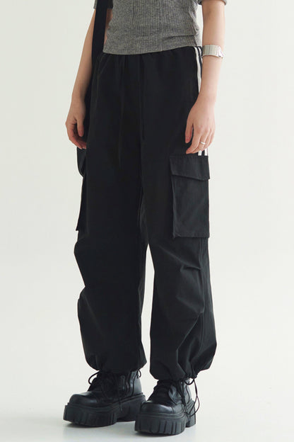 Locker geschnittene Hose mit mehreren Taschen