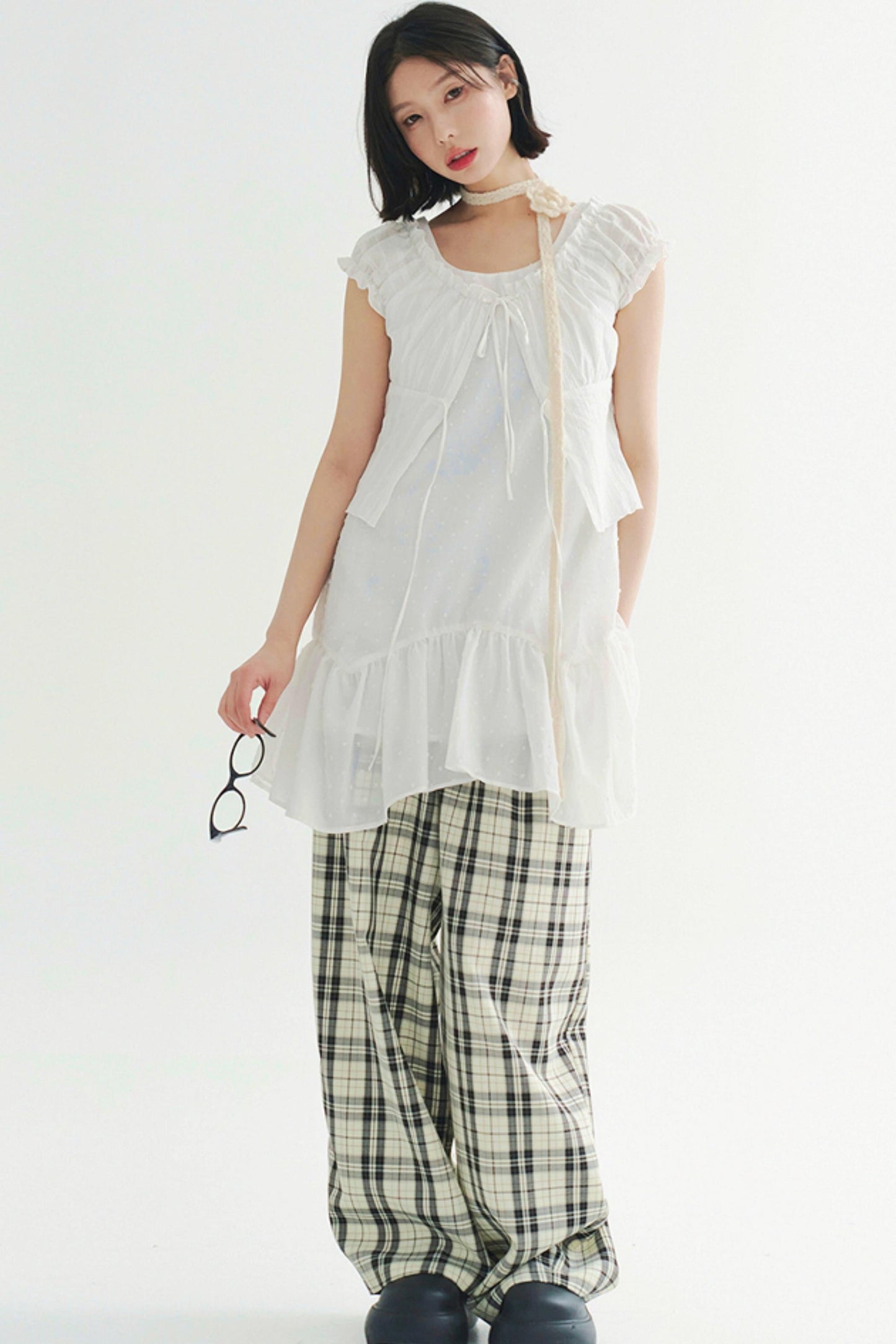 オフショルダーのレースアップトップス