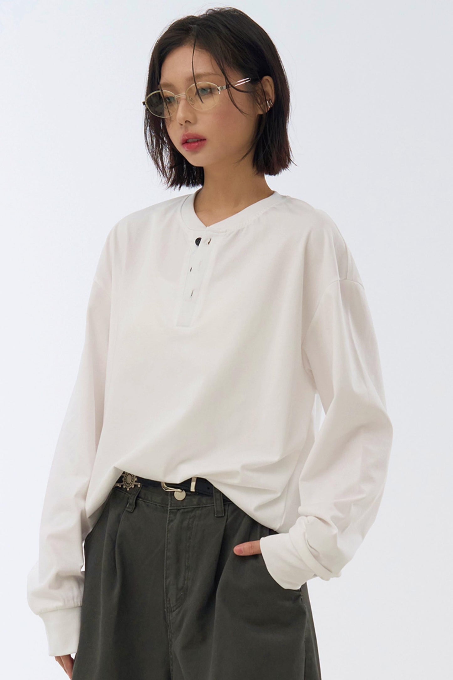 ミニマルなハーフボタンTシャツ