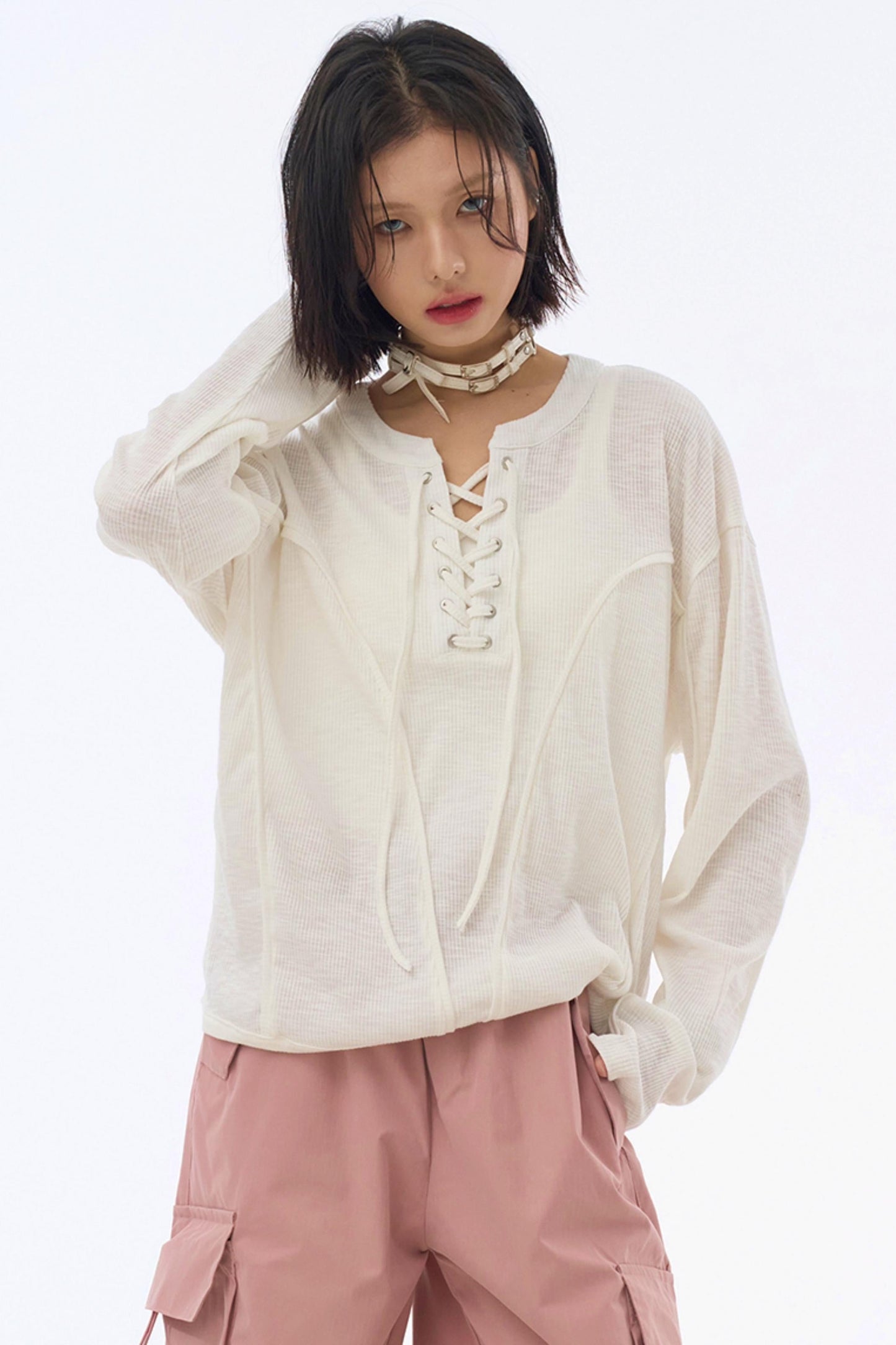 シャツスタイルのTシャツ、ストラップ付きレイヤード