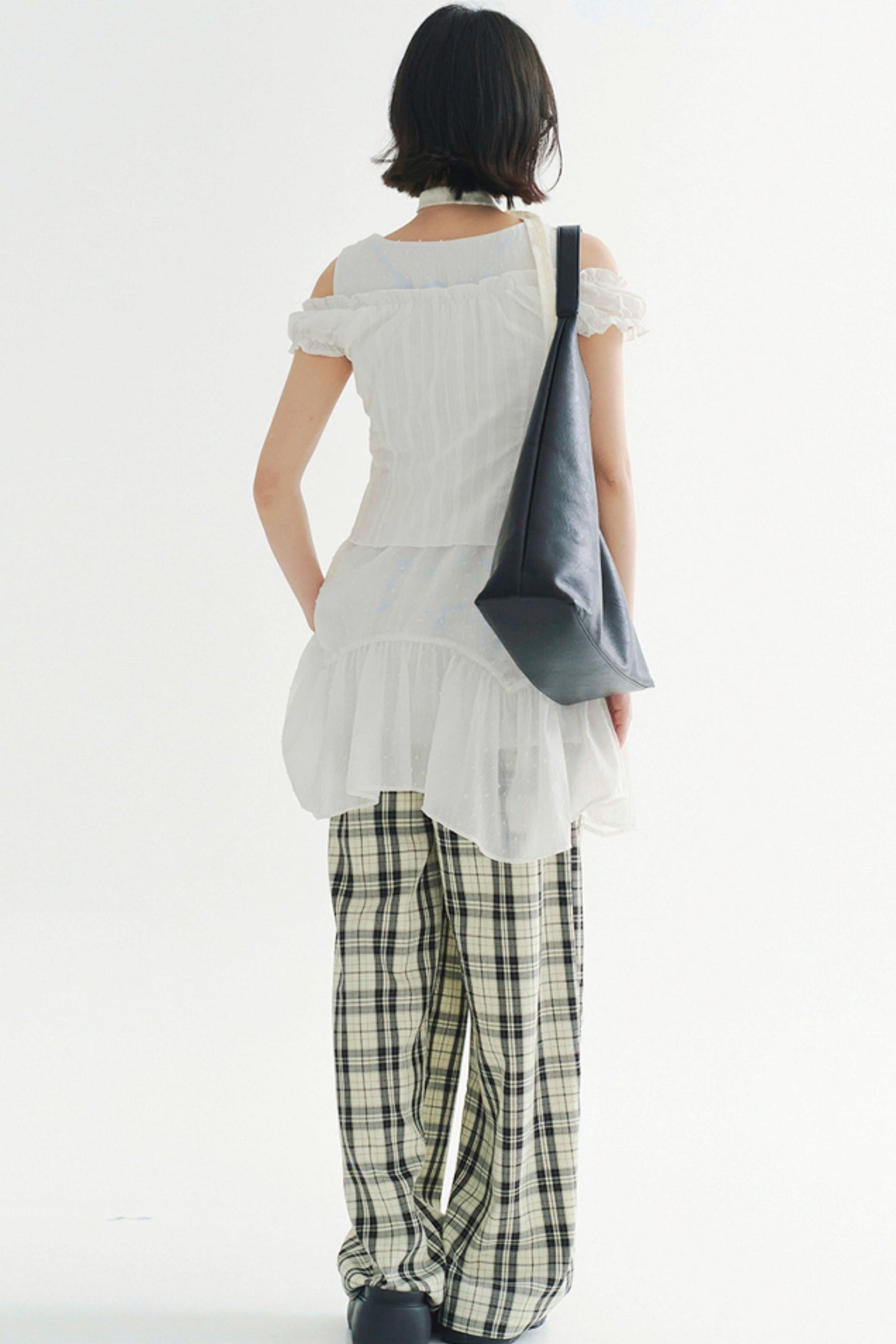 オフショルダーのレースアップトップス