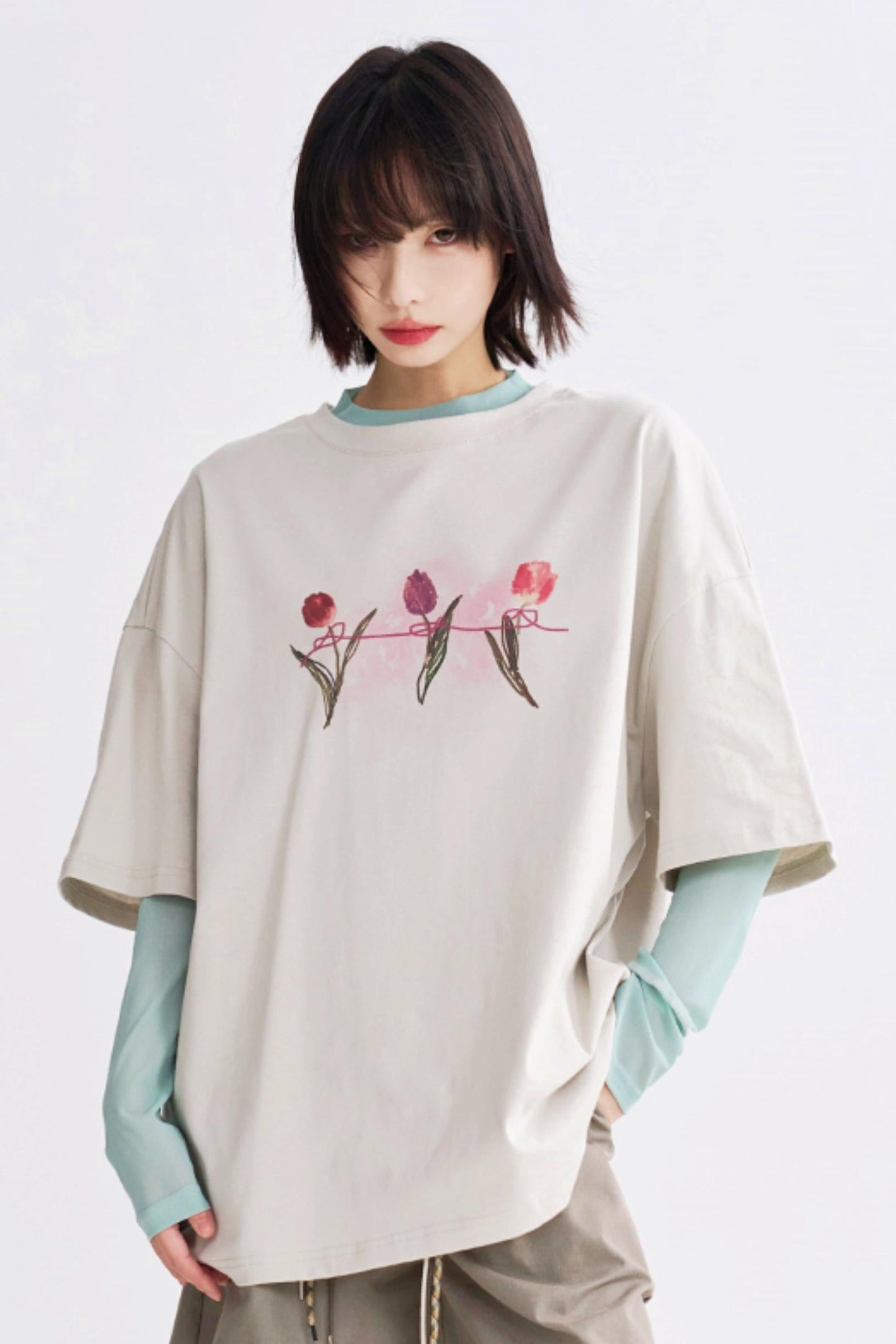 ミニマリストプリントTシャツ チューリップ