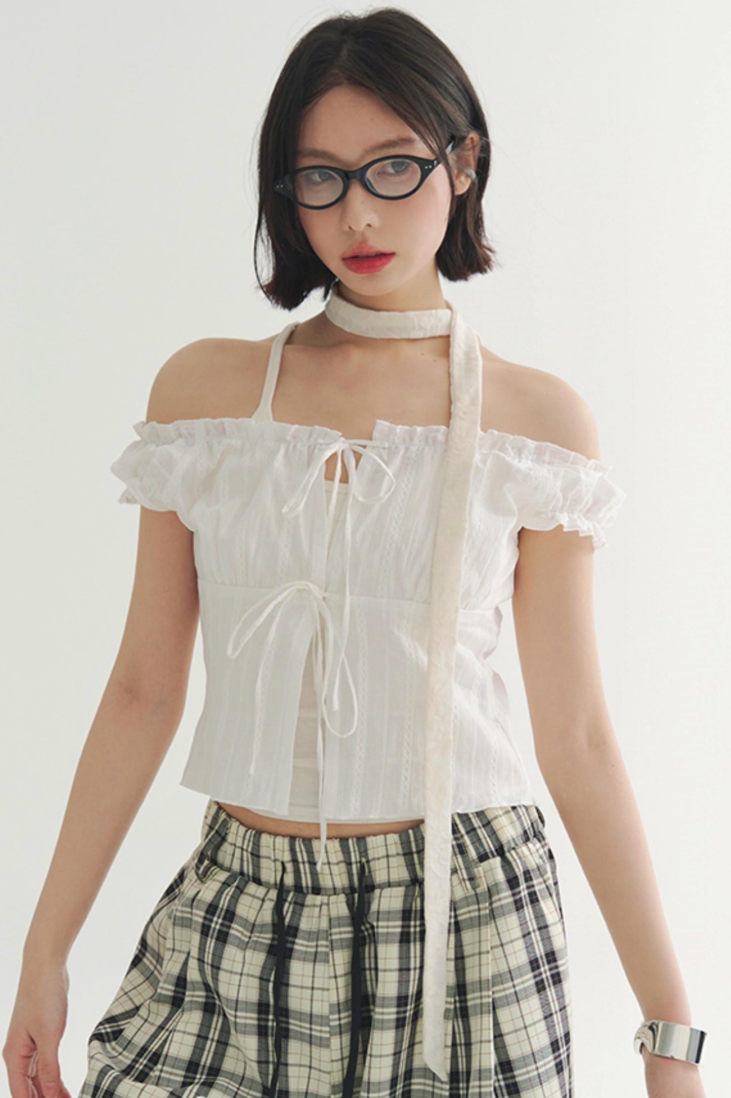 オフショルダーのレースアップトップス