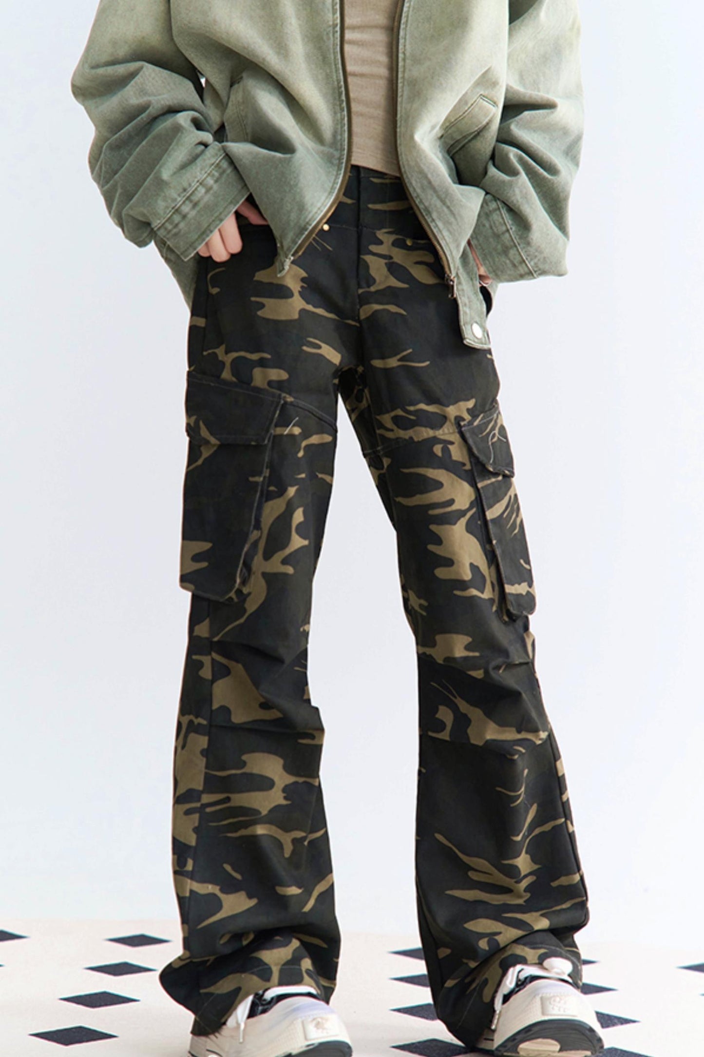 迷彩柄のリラックスパンツ