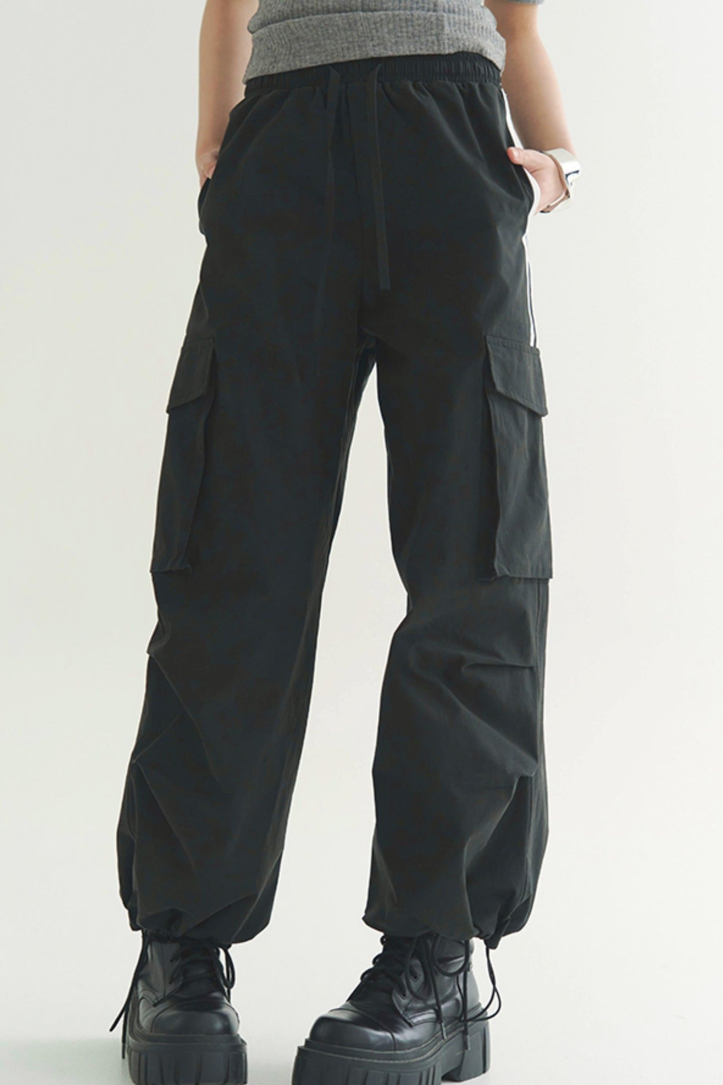 Locker geschnittene Hose mit mehreren Taschen