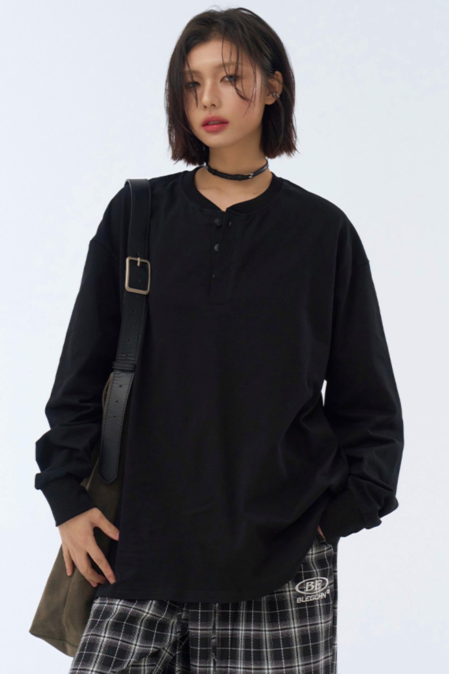 シャツスタイルのTシャツ、ストラップ付きレイヤード