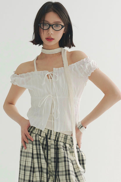 オフショルダーのレースアップトップス