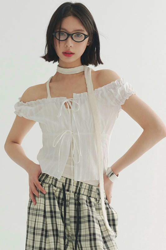 オフショルダーのレースアップトップス