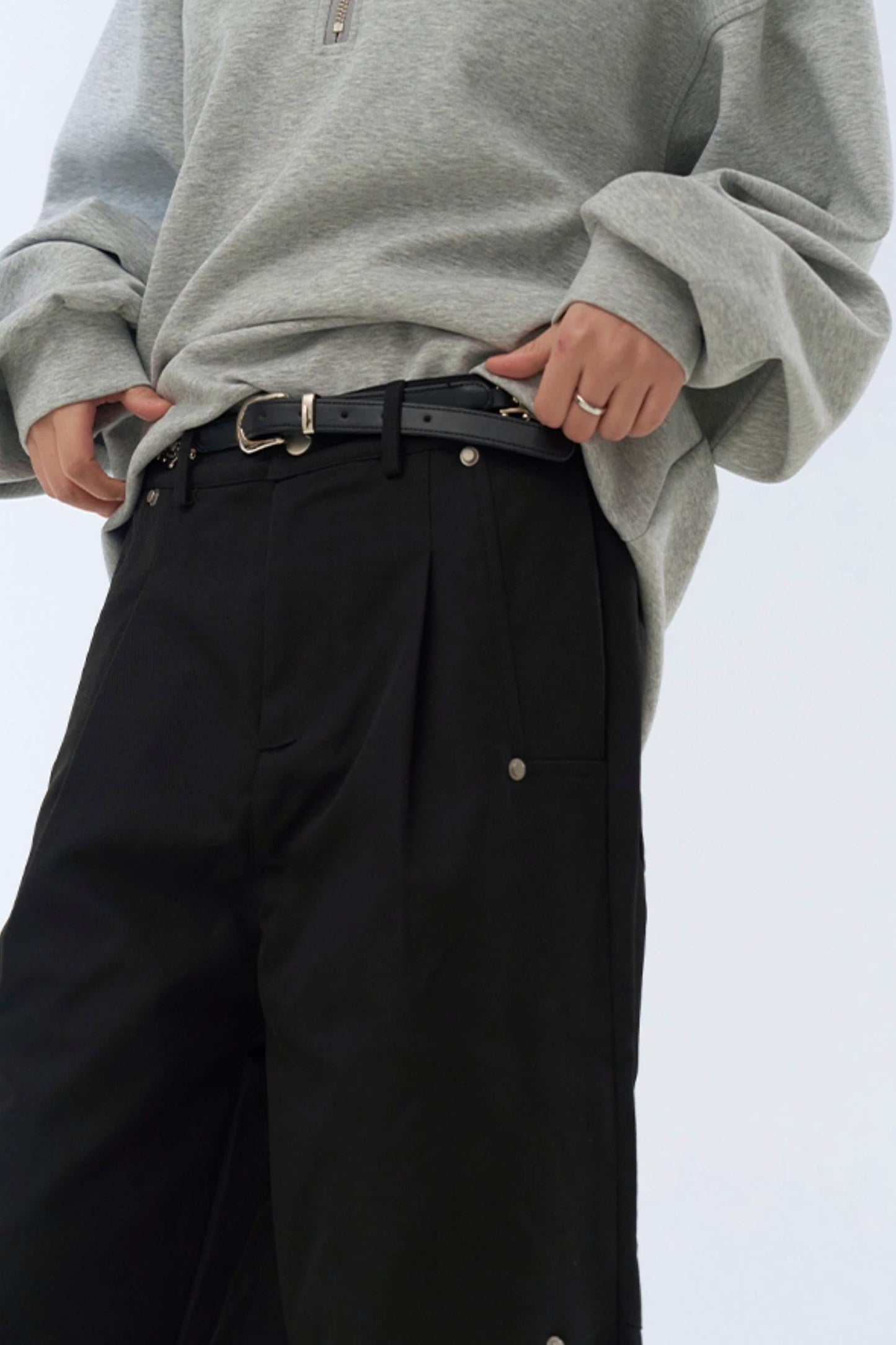 リラックスした脚にフィットするプリーツパンツ