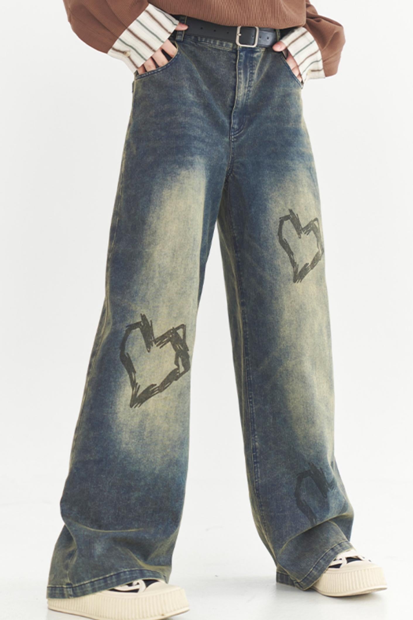Street-Jeans im Herz-Print-Stil