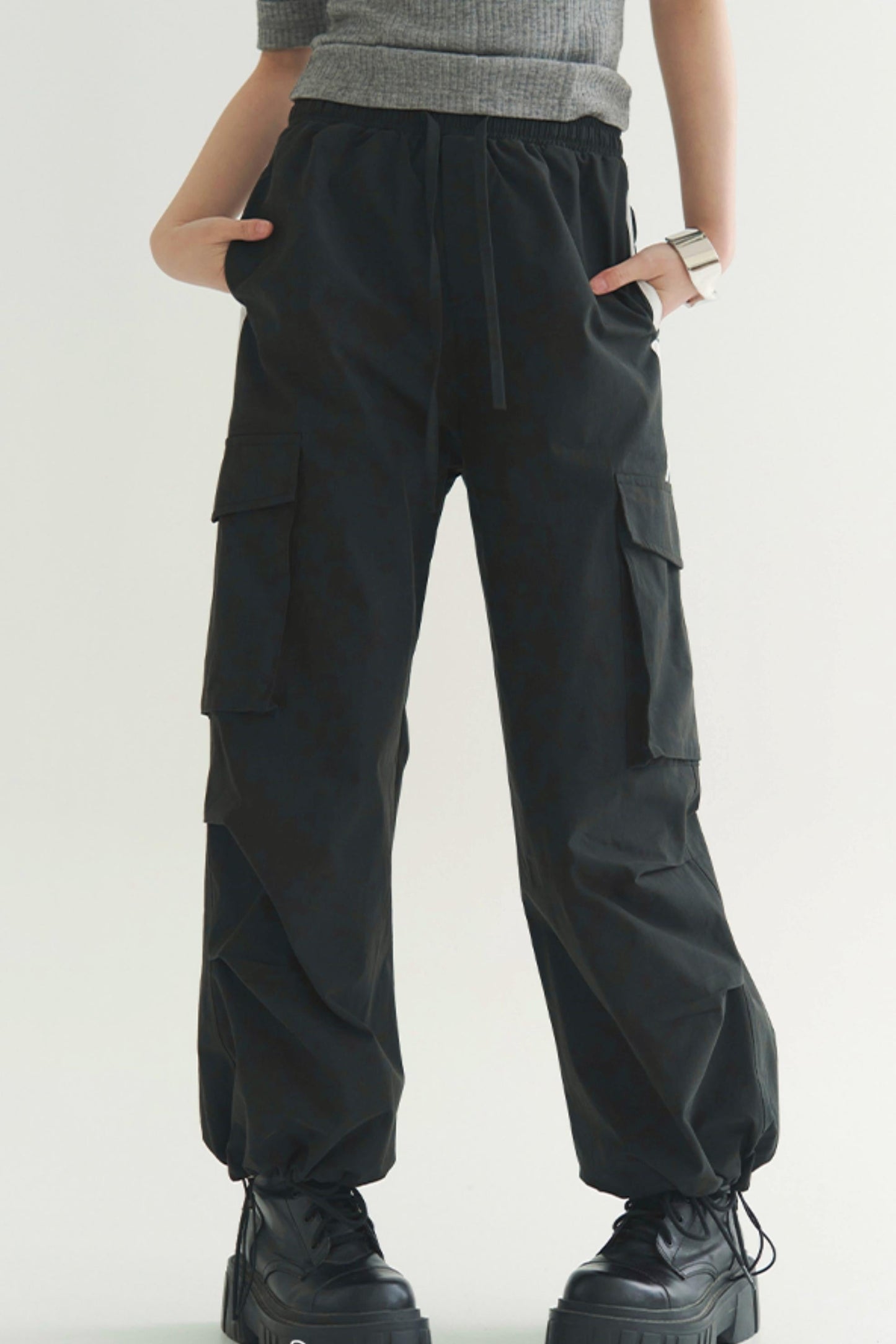 Locker geschnittene Hose mit mehreren Taschen