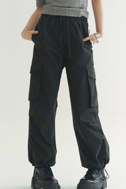 Locker geschnittene Hose mit mehreren Taschen