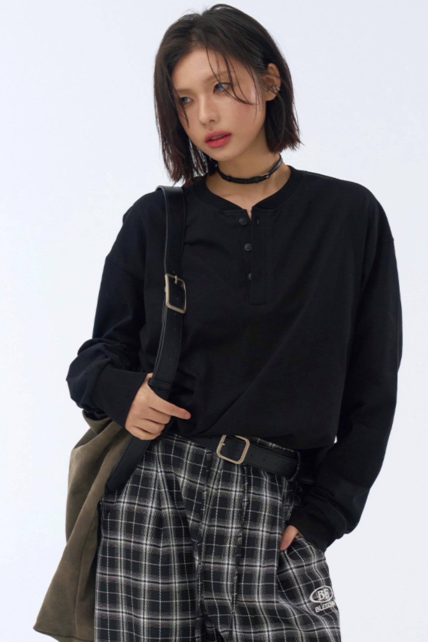 シャツスタイルのTシャツ、ストラップ付きレイヤード