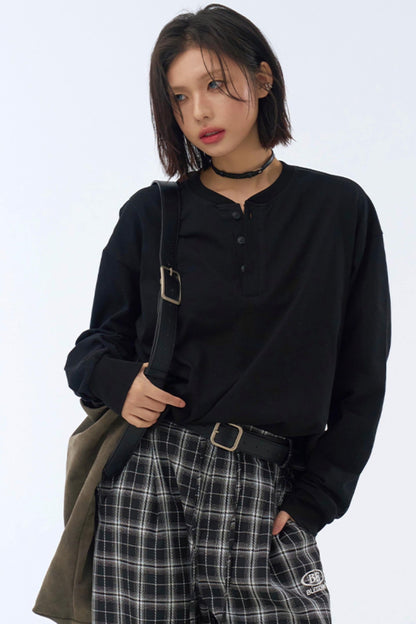 シャツスタイルのTシャツ、ストラップ付きレイヤード