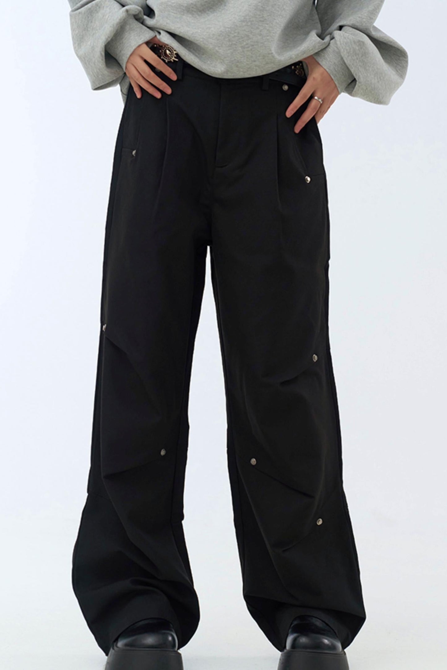 リラックスした脚にフィットするプリーツパンツ