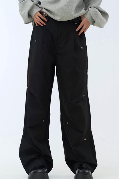 リラックスした脚にフィットするプリーツパンツ