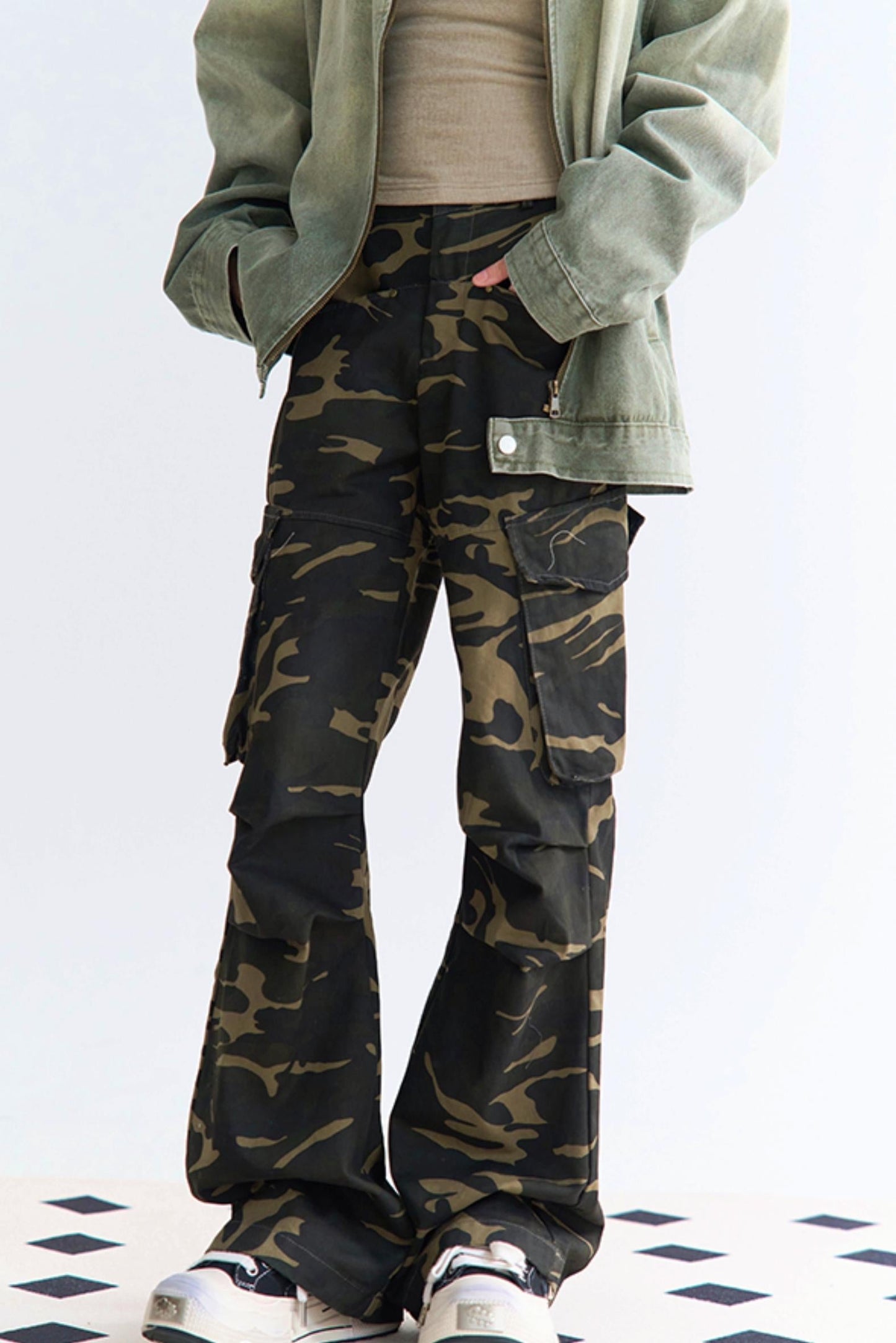 迷彩柄のリラックスパンツ