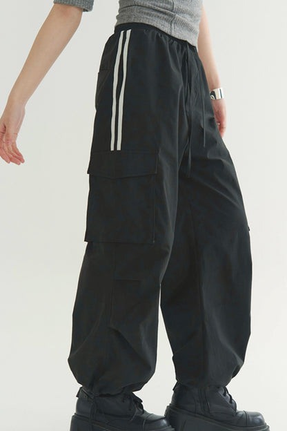 Locker geschnittene Hose mit mehreren Taschen