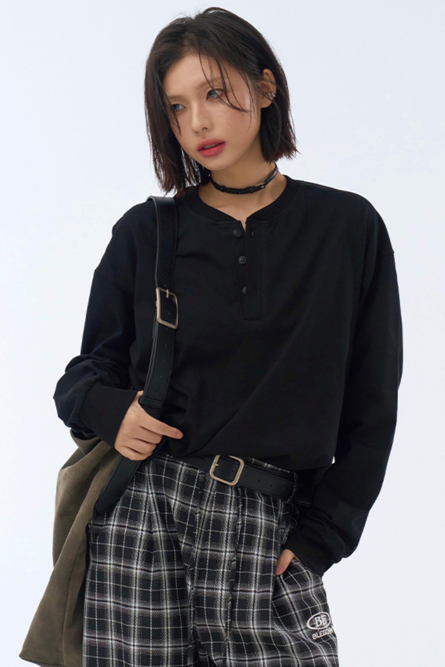 ミニマルなハーフボタンTシャツ