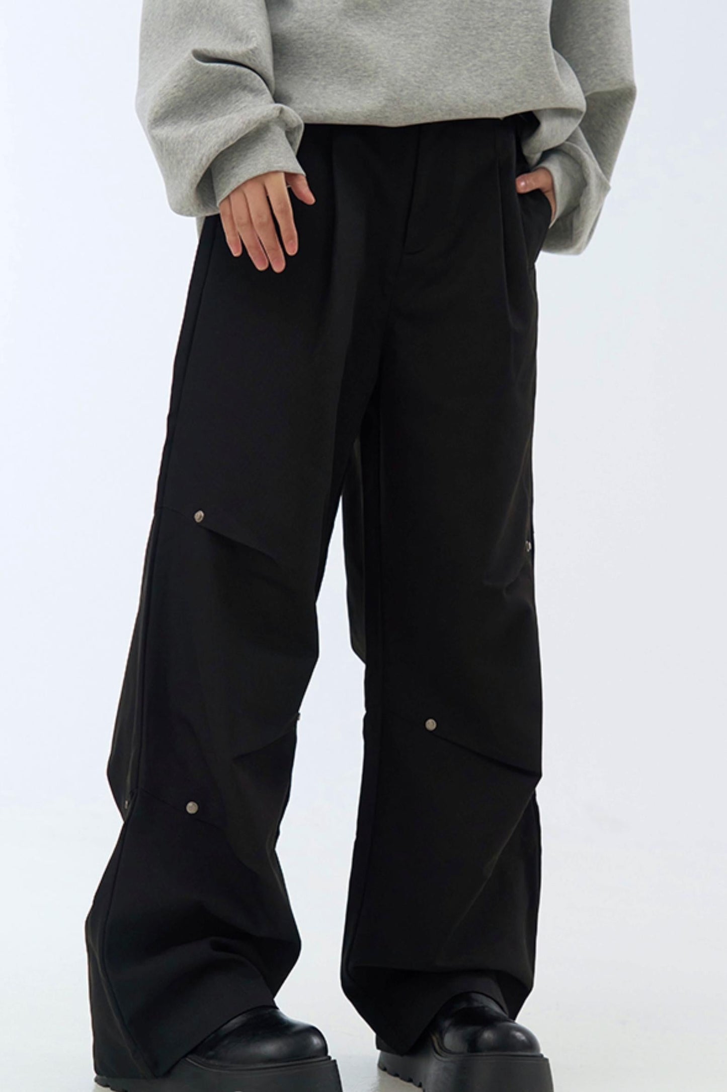 プリーツレッグにフィットするリラックスパンツ