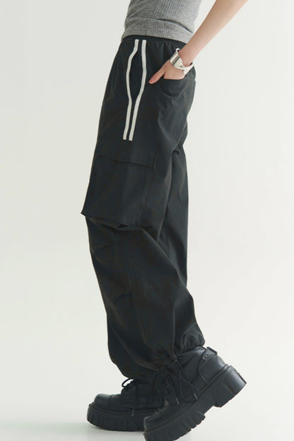 Locker geschnittene Hose mit mehreren Taschen