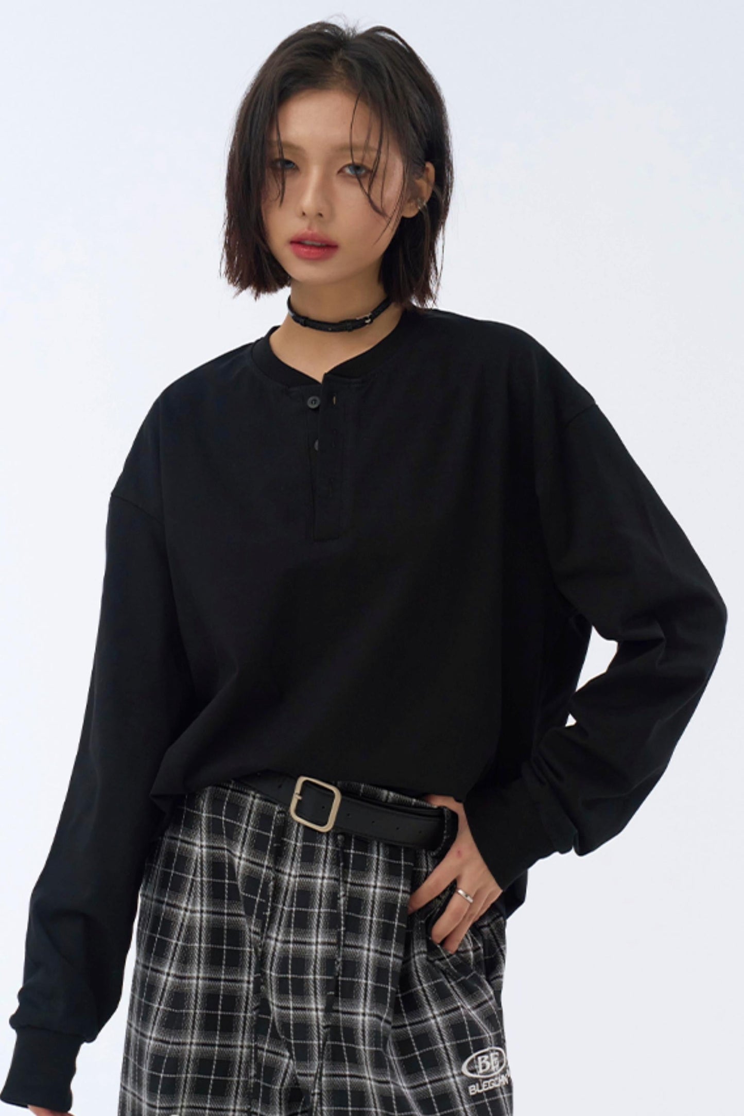 シャツスタイルのTシャツ、ストラップ付きレイヤード