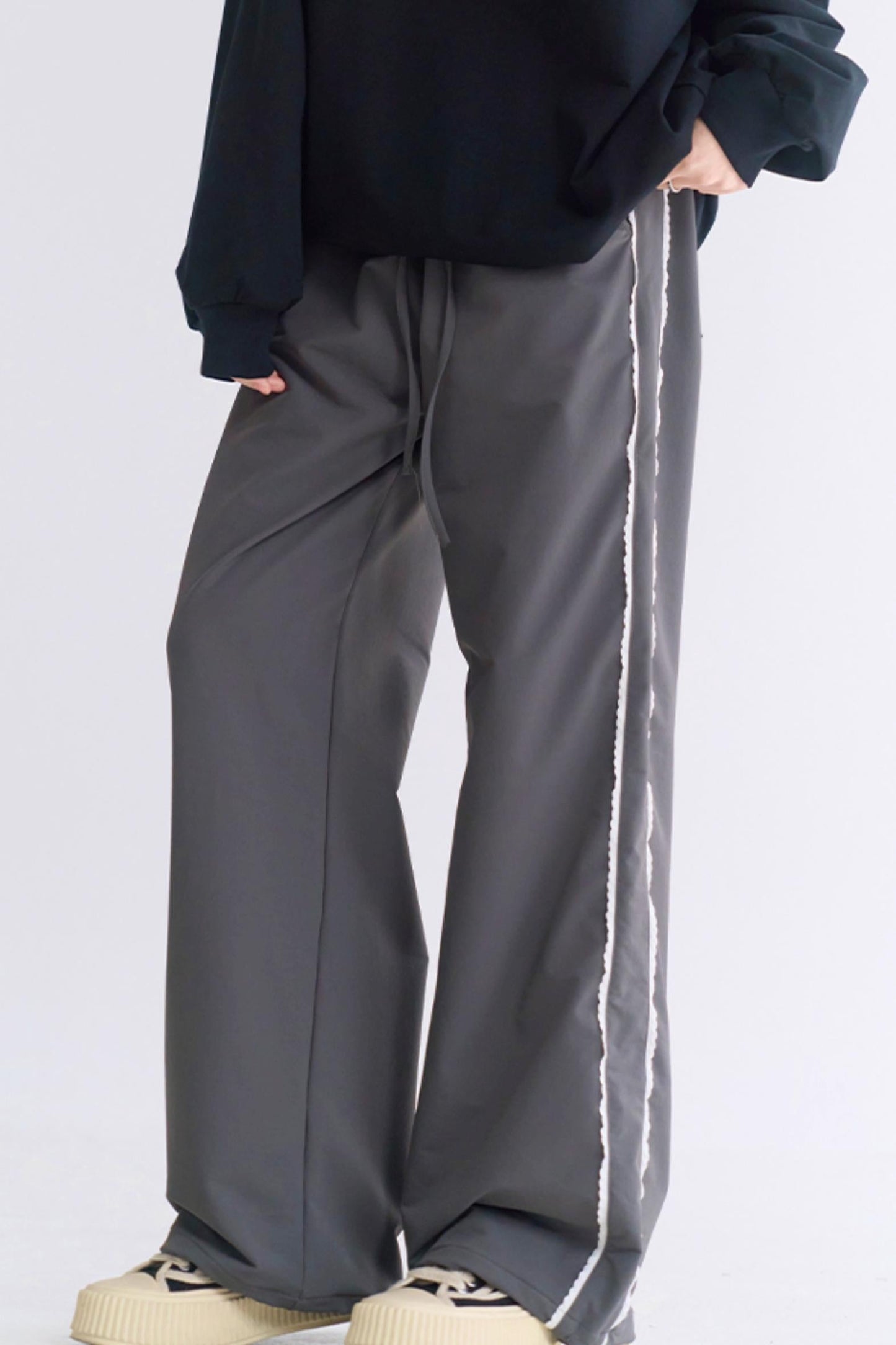 レーススタイルのスポーティカジュアルパンツ