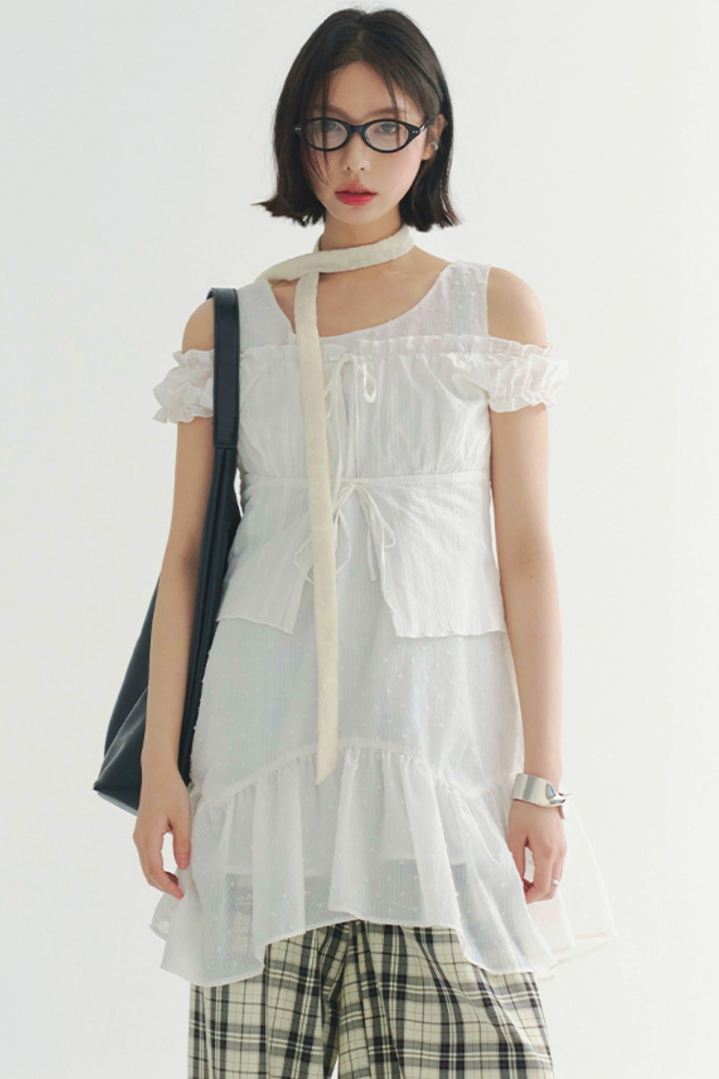 オフショルダーのレースアップトップス