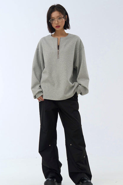 リラックスした脚にフィットするプリーツパンツ