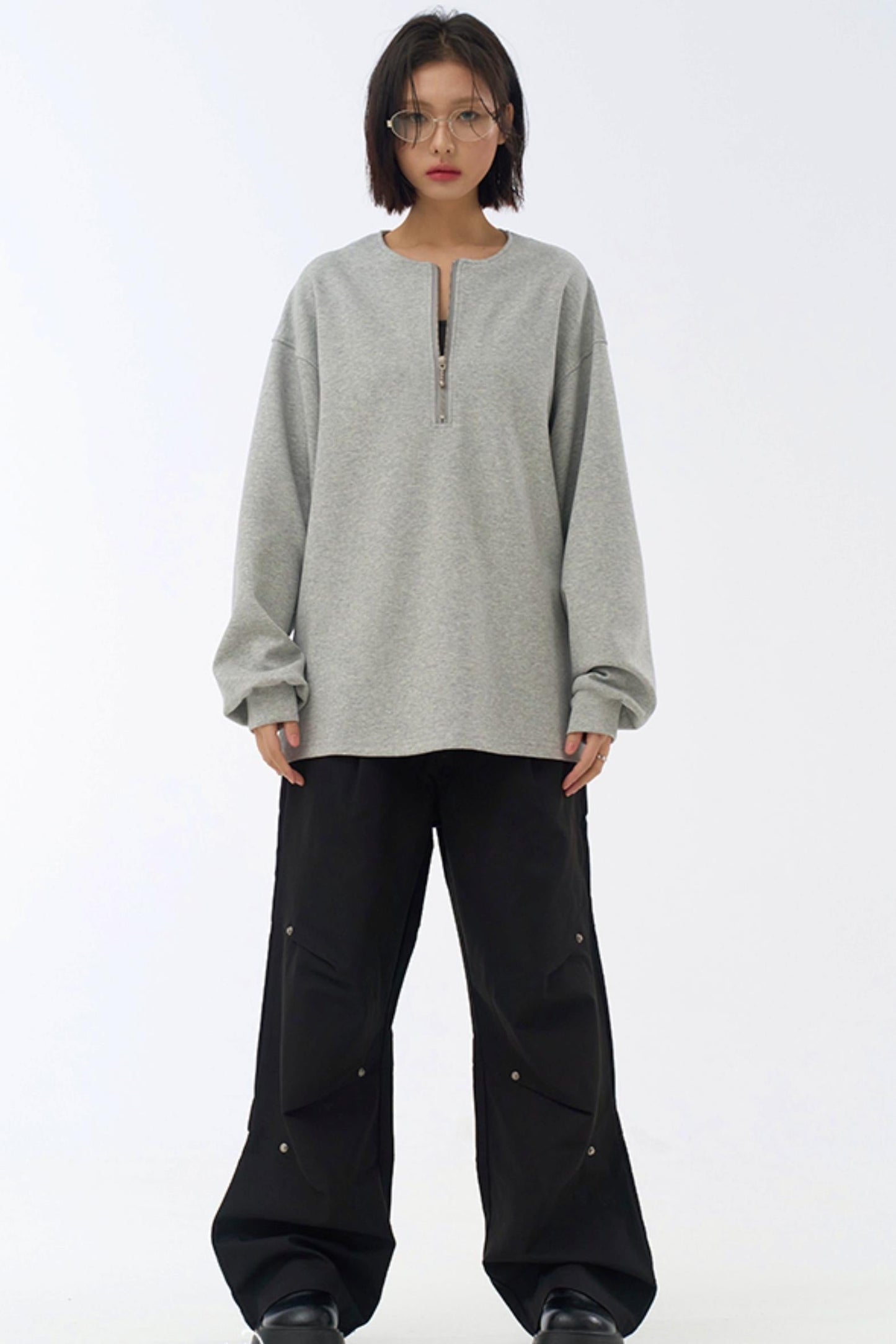 リラックスした脚にフィットするプリーツパンツ