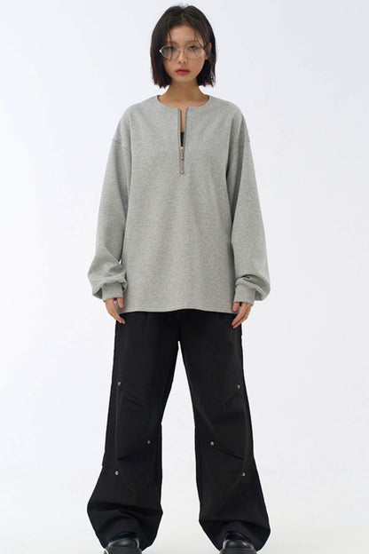 リラックスした脚にフィットするプリーツパンツ