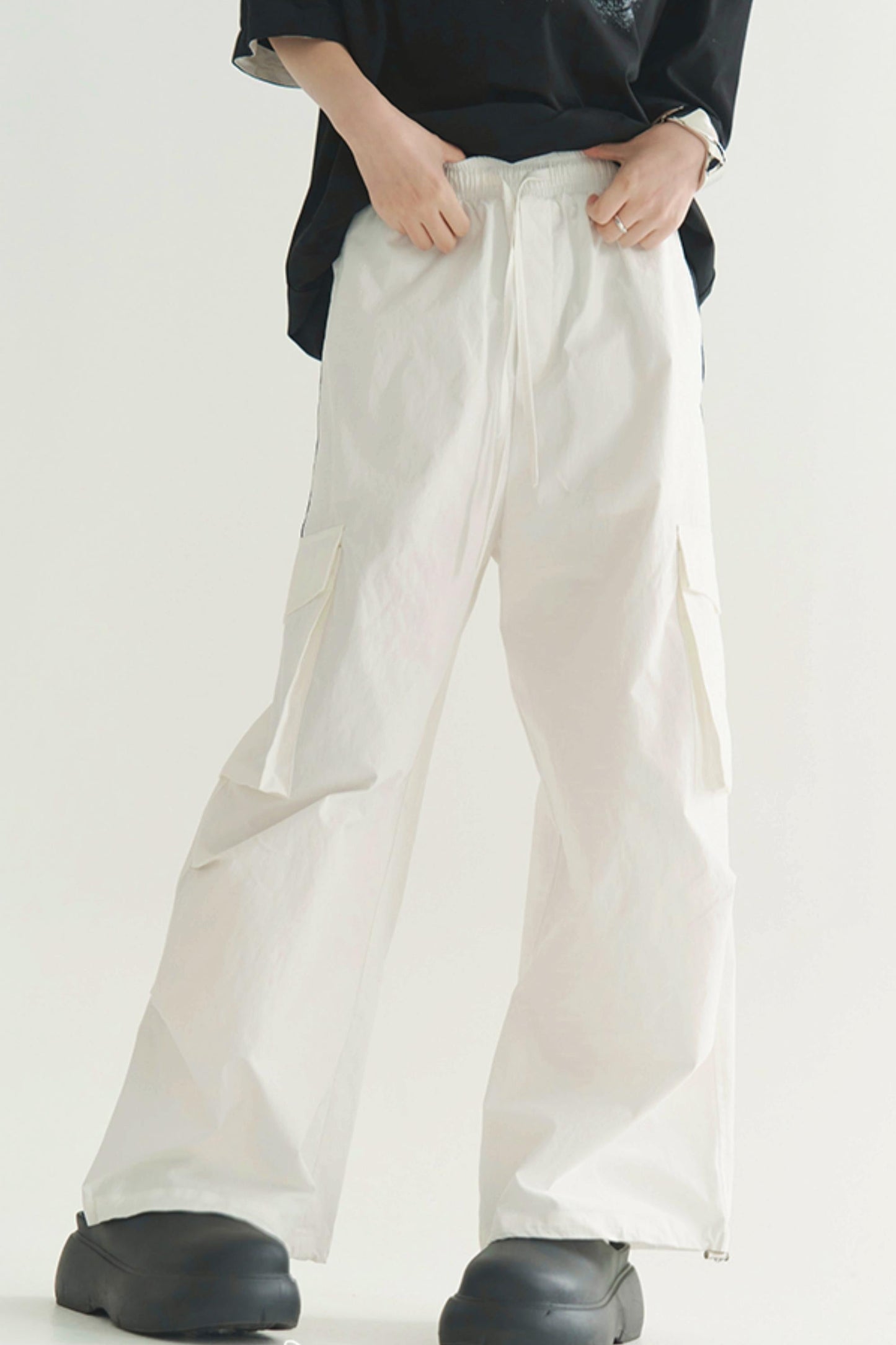 Locker geschnittene Hose mit mehreren Taschen