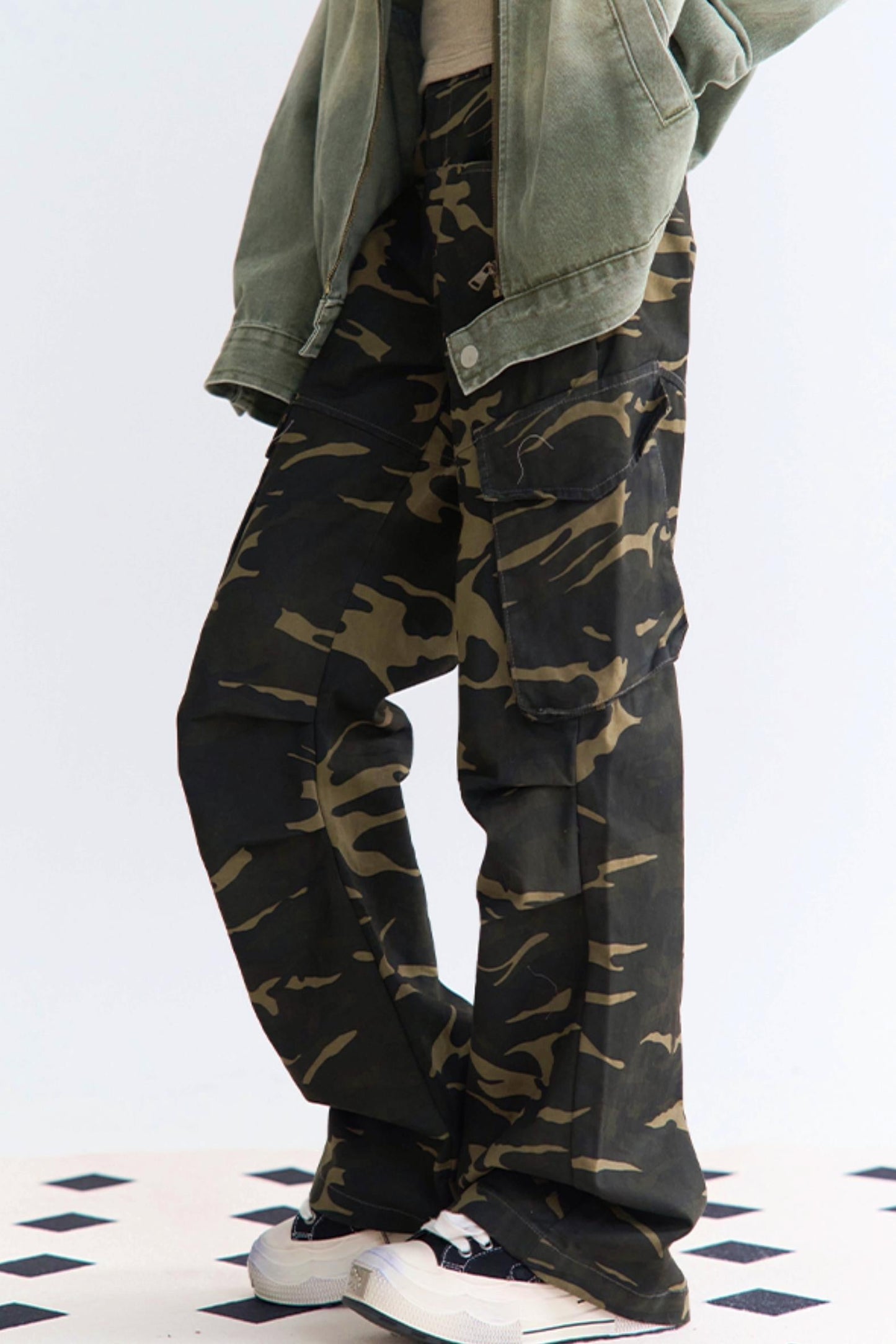 迷彩柄のリラックスパンツ