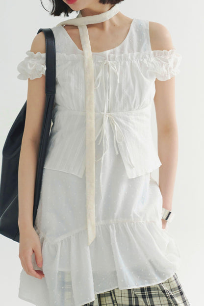 オフショルダーのレースアップトップス